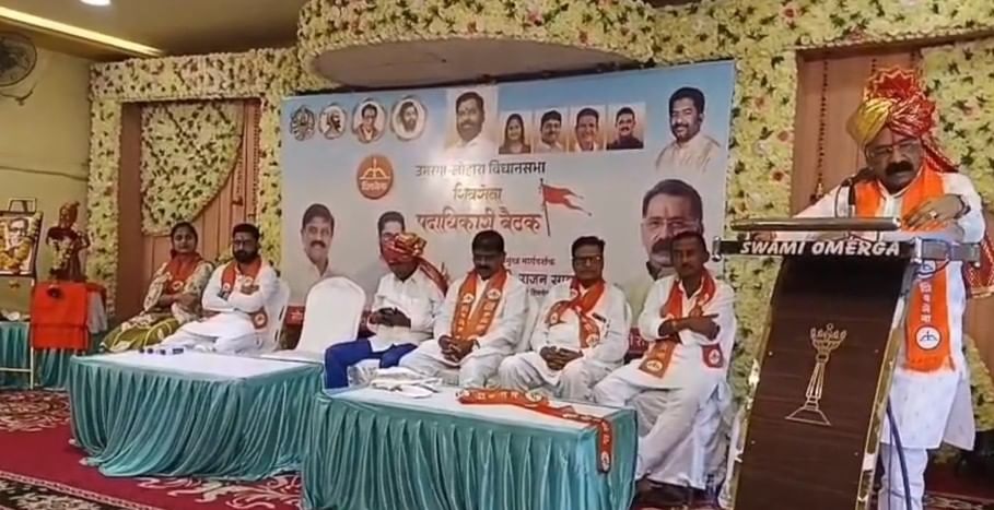 साळवी यांच्यासमोर जवळपास अर्धा तास हा गोंधळ सुरू होता. भूम परंडा मतदारसंघातील सावंत समर्थक बैठक सोडून अर्ध्यातूनच निघून गेले. राजन साळवी यांनी मध्यस्थी करत वाद मिटवला.