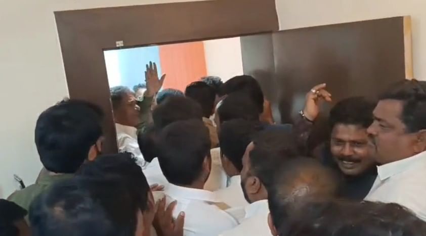 राजन साळवी यांनी मात्र या वादावर पडदा टाकण्याचा प्रयत्न केला. बैठकीत गोंधळ झालाच नाही. तानाजी सावंत शिवसेनेचे उपनेते आहेत. त्यांचा बॅनरवर फोटो होता,राजन साळवी म्हटलंय.
