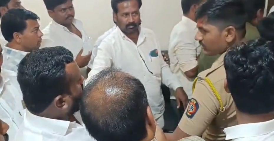 स्थानिक स्वराज्य संस्था निवडणुकीच्या पार्श्वभूमीवर राजन साळवी यांनी आज धाराशिवमध्ये शिवसेनेच्या कार्यकर्त्यांच्या बैठका घेतल्या. त्यावेळी हा प्रसंग घडला.