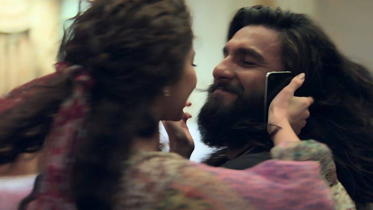 या व्हिडीओमध्ये रणवीर सिंह, संजय दत्त, अक्षय खन्ना, अर्जुन रामपाल, आर. माधवन अशी कलाकारांची मोठी फौजच पहायला मिळाली. या फर्स्ट लूकमधील आणखी एका चेहऱ्याने नेटकऱ्यांचं विशेष लक्ष वेधलं आहे. हा चेहरा अभिनेत्री सारा अर्जुनचा आहे. 
