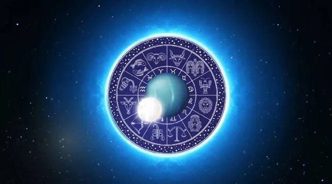 प्रत्येकजण शनीच्या साडेसातीला घाबरतो. शनीची साडेसाती एकदा मागे लागली की आयुष्यात अनेक चुकीच्या घटना घडतात, असे म्हटले जाते. सध्या तीन राशी शनीच्या साडेसातीतून जात आहेत. 