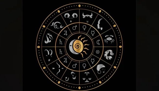 सध्या शनी मीन राशीमध्ये आहे. याचा एकूण तीन राशींच्या मागे साडेसाती लागली आहे. या तीन राशींवर शनीची करडी नजर आहे. मेष राशीच्या लोकांवर मार्च 2025 पासून साडेसाती आहे. ही साडेसाती पुढच्या सात वर्षांपर्यंत कायम राहणार आहे. मेष राशीवरील साडेसातीचा हा पहिला टप्पा आहे. दुसरा टप्पा 2027 साली चालू होईल. तर 2032 साली मेष राशीची या साडेसातीतून मुक्ती होईल. 