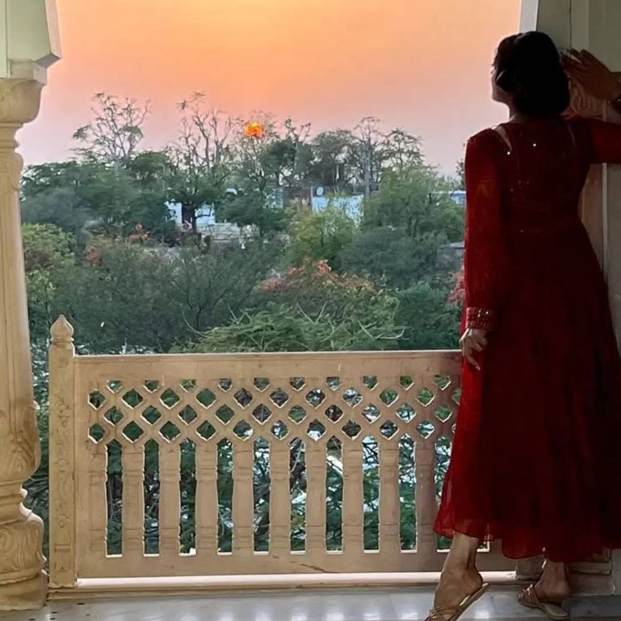 फिटनेस आता प्रत्येक कलाकाराच्या जीवनाचा महत्त्वाचा भाग बनला आहे. आजचे तरुण कलाकार सुरुवातीपासून फिटनेसला प्राधान्य देत आहेत. या लिस्टमध्ये 90 च्या दशकातील कलाकार सुद्धा आहेत. त्यांच्या ग्लॅमर आणि फिटनेससमोर अनेकजण पानीकम आहेत. आज आम्ही तुम्हाला अशा अभिनेत्रीबद्दल सांगणार आहोत, जी वयाच्या 46 व्या वर्षी आजी बनली. अजूनही चित्रपटात काम करतेय. 