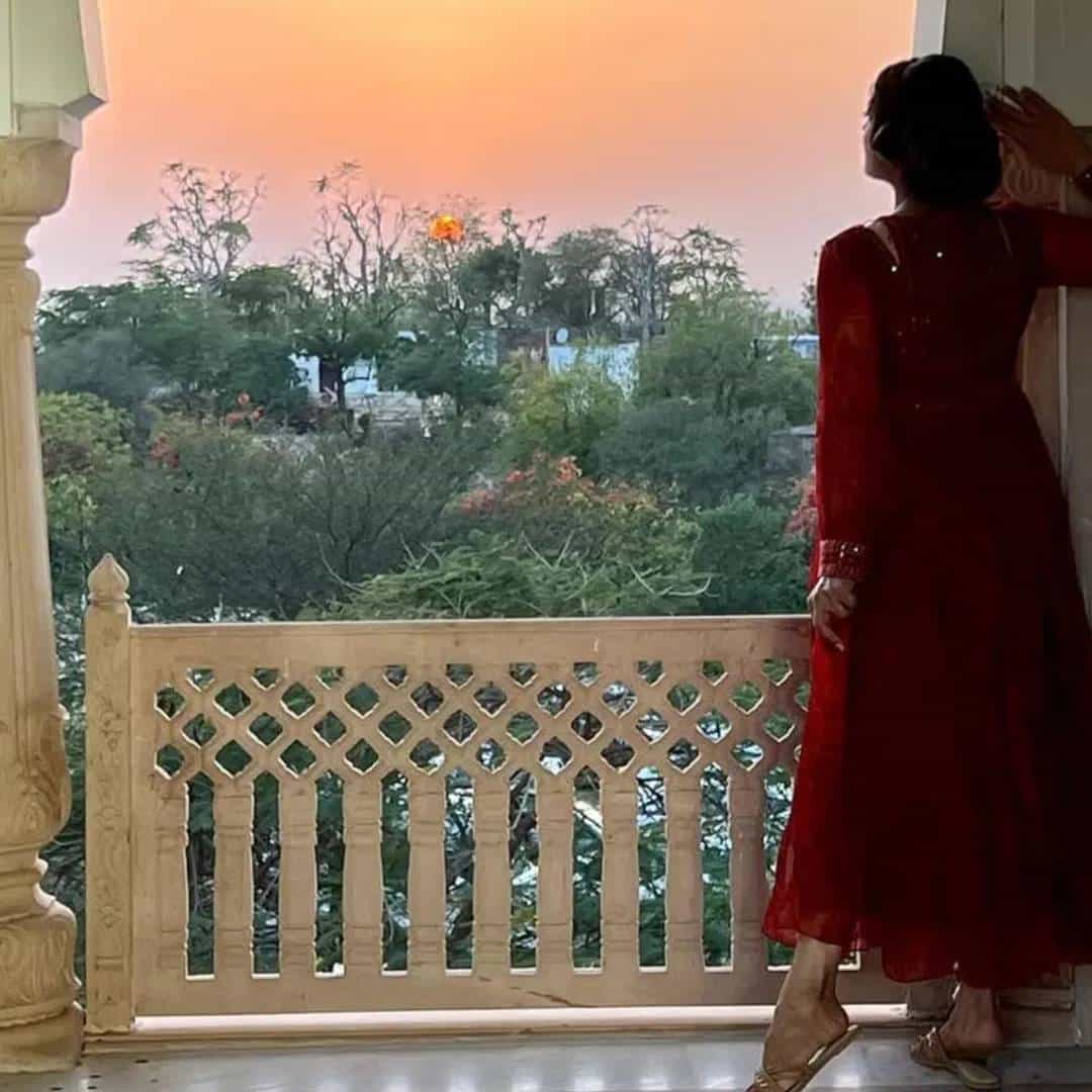 फिटनेस आता प्रत्येक कलाकाराच्या जीवनाचा महत्त्वाचा भाग बनला आहे. आजचे तरुण कलाकार सुरुवातीपासून फिटनेसला प्राधान्य देत आहेत. या लिस्टमध्ये 90 च्या दशकातील कलाकार सुद्धा आहेत. त्यांच्या ग्लॅमर आणि फिटनेससमोर अनेकजण पानीकम आहेत. आज आम्ही तुम्हाला अशा अभिनेत्रीबद्दल सांगणार आहोत, जी वयाच्या 46 व्या वर्षी आजी बनली. अजूनही चित्रपटात काम करतेय.