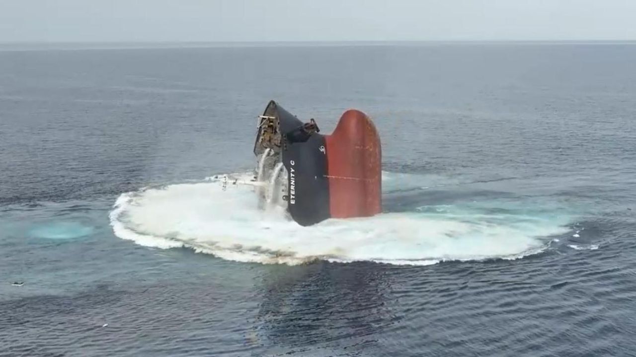 जगायचं असेल तर धर्म सांगा, लाल समुद्रातून जाणाऱ्या जहाजांना 'ऑल मुस्लीम' का लिहावे लागते? जाणून घ्या जगायचं असेल तर धर्म सांगा, लाल समुद्रातून जाणाऱ्या जहाजांना 'ऑल मुस्लीम' का लिहावे लागते? जाणून घ्या