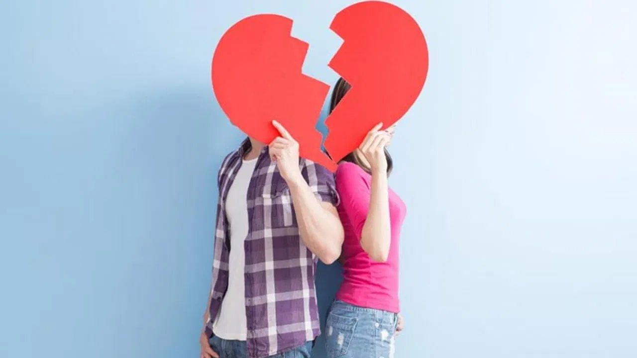 या लेखात दिलेली माहिती केवळ सामान्य मार्गदर्शनासाठी आहे. वैयक्तिक नात्यांमधील गुंतागुंत अनेक कारणांमुळे असू शकते. कोणत्याही निष्कर्षावर पोहोचण्यापूर्वी आपल्या जोडीदाराशी थेट आणि मोकळेपणाने संवाद साधणे महत्त्वाचे आहे. केवळ या लक्षणांवर आधारित कोणताही अंतिम निर्णय घेऊ नका.