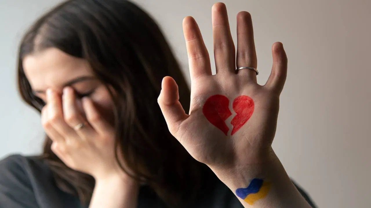 विशेषतः, पत्नींना वाटते की त्यांच्या पतीने त्यांच्यासोबत जास्तीत जास्त वेळ घालवावा. पण, जर तुमची पत्नी तुमच्यासोबत कुठेही जाणे टाळत असेल किंवा 'तुम्हाला कमी वेळ मिळतोय' अशी तक्रार करणं तिने थांबवले असेल, तुम्ही उशिरापर्यंत घराबाहेर राहण्याला तिला काही हरकत नसेल, तर काळजी घ्या. कारण यामुळे तिचे दुसऱ्या पुरुषाशी अफेअर आहे आणि त्याचा परिणामही दिसत आहे, असे बोललं जाते.
