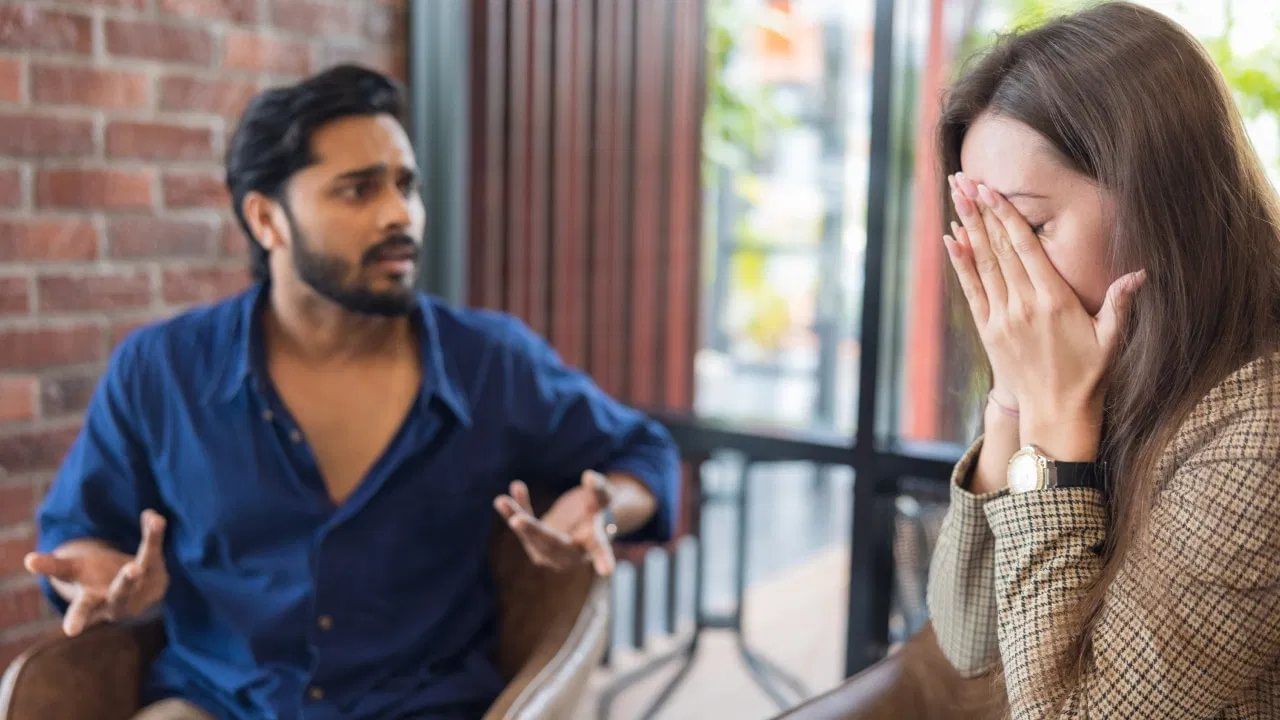 जर तुम्हाला तुमची पत्नी सतत फोनवर बोलताना किंवा मेसेज करताना दिसत असेल, तर सावध व्हा. कारण यामुळे ती दुसऱ्या व्यक्तीशी जवळीक साधत आहे, असे म्हटले जाते यासोबतच तिच्या मनःस्थितीकडे लक्ष द्या. जर ती कोणत्याही स्पष्ट कारणाशिवाय खूप आनंदी किंवा अचानक दुःखी दिसत असेल, तर तिच्या दुसऱ्या पुरुषासोबत अफेअर असल्याची शक्यता वाढते.