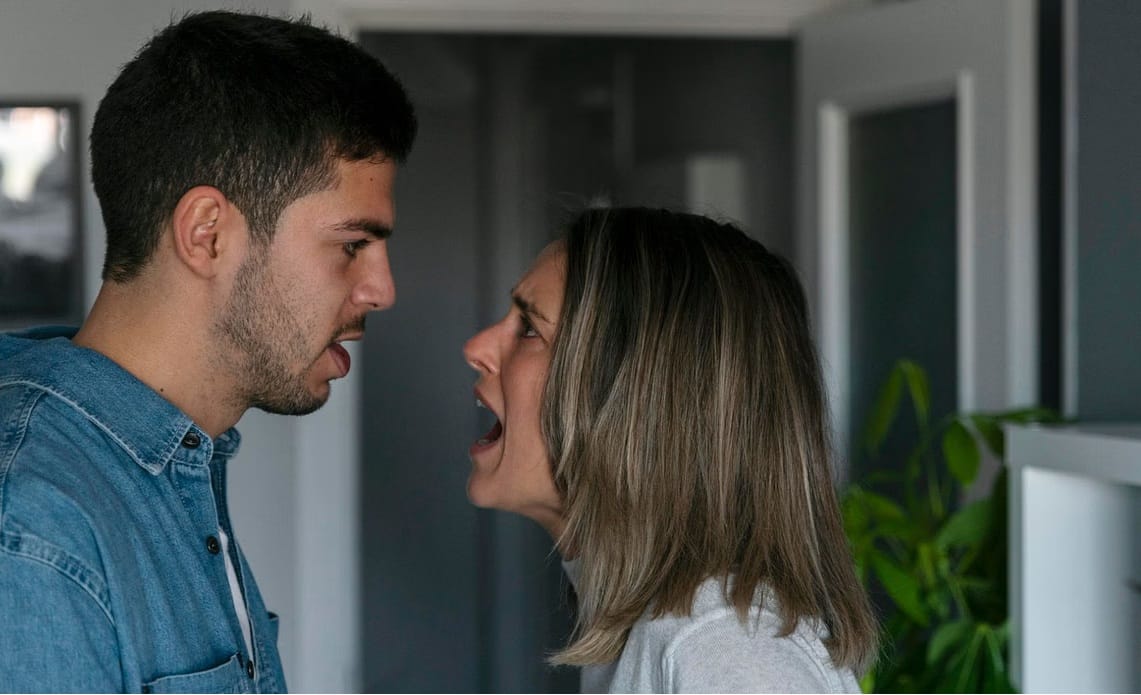 प्रेमात समजूत घालताना या 3 गोष्टी टाळा, नाहीतर होईल ब्रेकअप प्रेमात समजूत घालताना या 3 गोष्टी टाळा, नाहीतर होईल ब्रेकअप