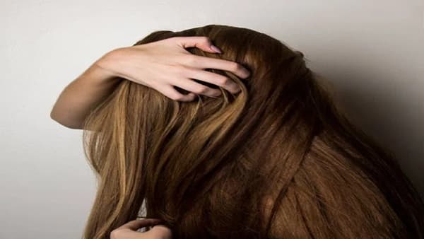 या सोप्या उपायांनी केस न धुता स्कॅल्पवरील तेलांची समस्या होईल दूर