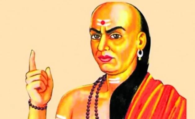 मित्रांना कधीच तुमची गुपितं सांगू नयेत. कारण असे केल्यास कठीण काळात तुमच्या अडचणी वाढू शकतात. भाऊ-बहीण, आई-वडील यांच्याशिवाय कधीच कोणावर विश्वास ठेवू नये.