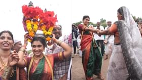 रिंकू राजगुरूने अनुभवली 'वारी'; वारकऱ्यांसोबत भजनगायन, खेळली फुगडी रिंकू राजगुरूने अनुभवली 'वारी'; वारकऱ्यांसोबत भजनगायन, खेळली फुगडी