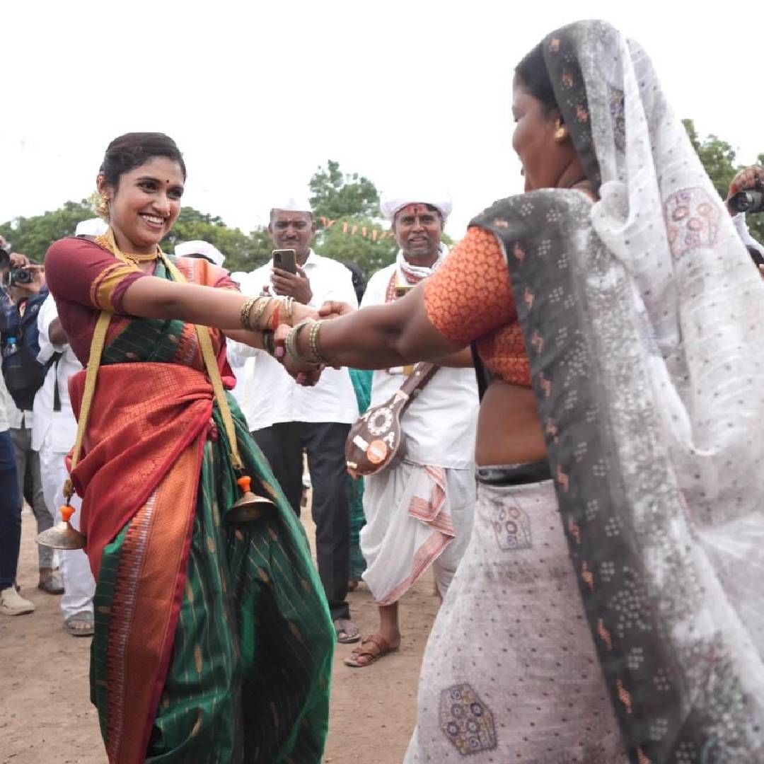 वारीत सहभागी होऊन रिंकूने श्रद्धेनं पालखी सोहळ्याचं दर्शन घेतलं. यावेळी ती वारकऱ्यांसोबत भजन-गायनातही सहभागी झाली. वारकऱ्यांसोबत रिंकू फुगडीही खेळली. वारीचा एक वेगळाच अध्यात्मिक अनुभव तिने घेतला.