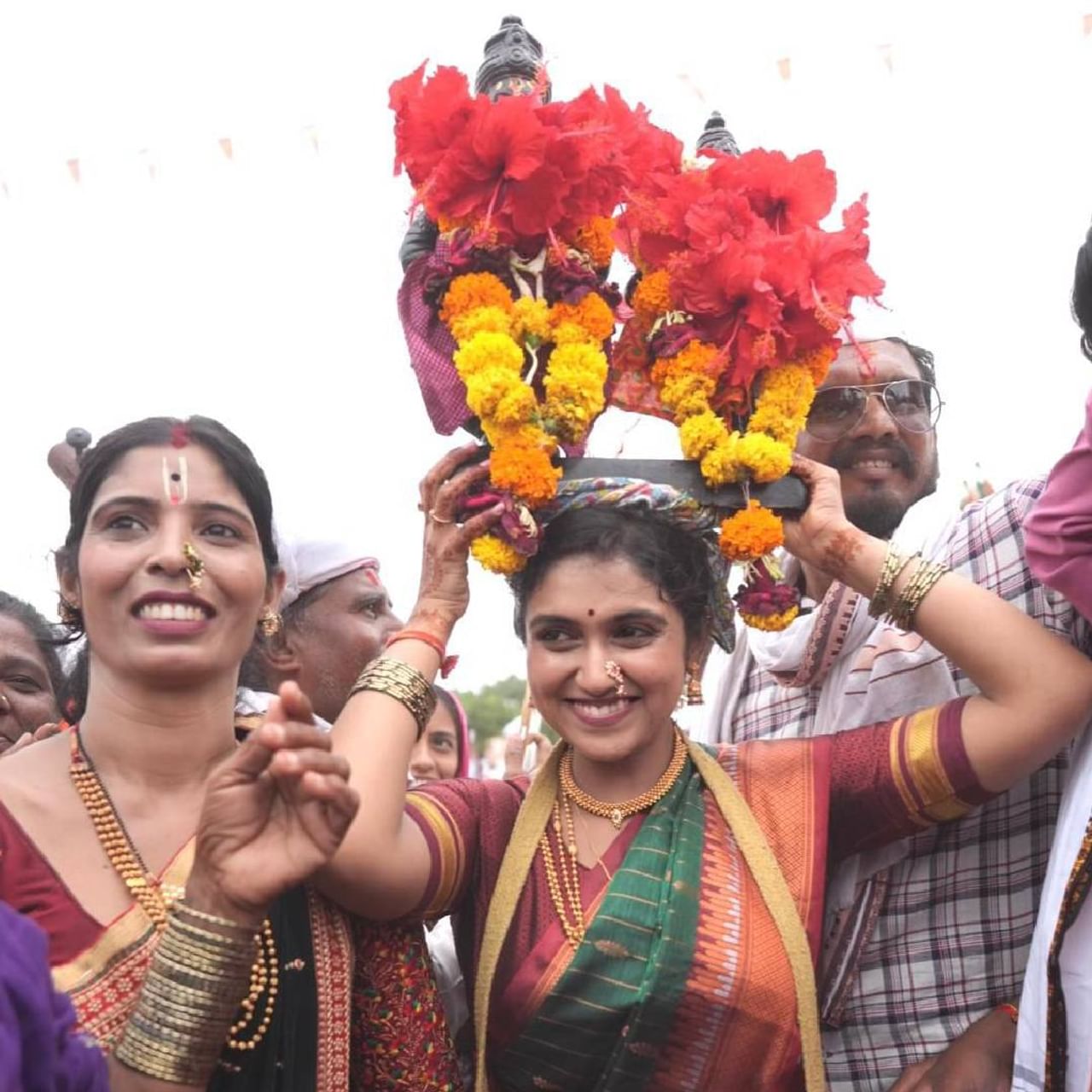 वैष्णवांच्या अपार भक्तीचा सोहळा, गळ्यात तुळशीची माळ अन् मुखी विठ्ठलाचं नाव.. असं दृश्य म्हणजे वारी. पंढरपूरची वारी ही महाराष्ट्राची सांस्कृतिक परंपरा आहे. या वारीमध्ये ईश्वरप्रेमाची विलक्षण अनुभूती होते.