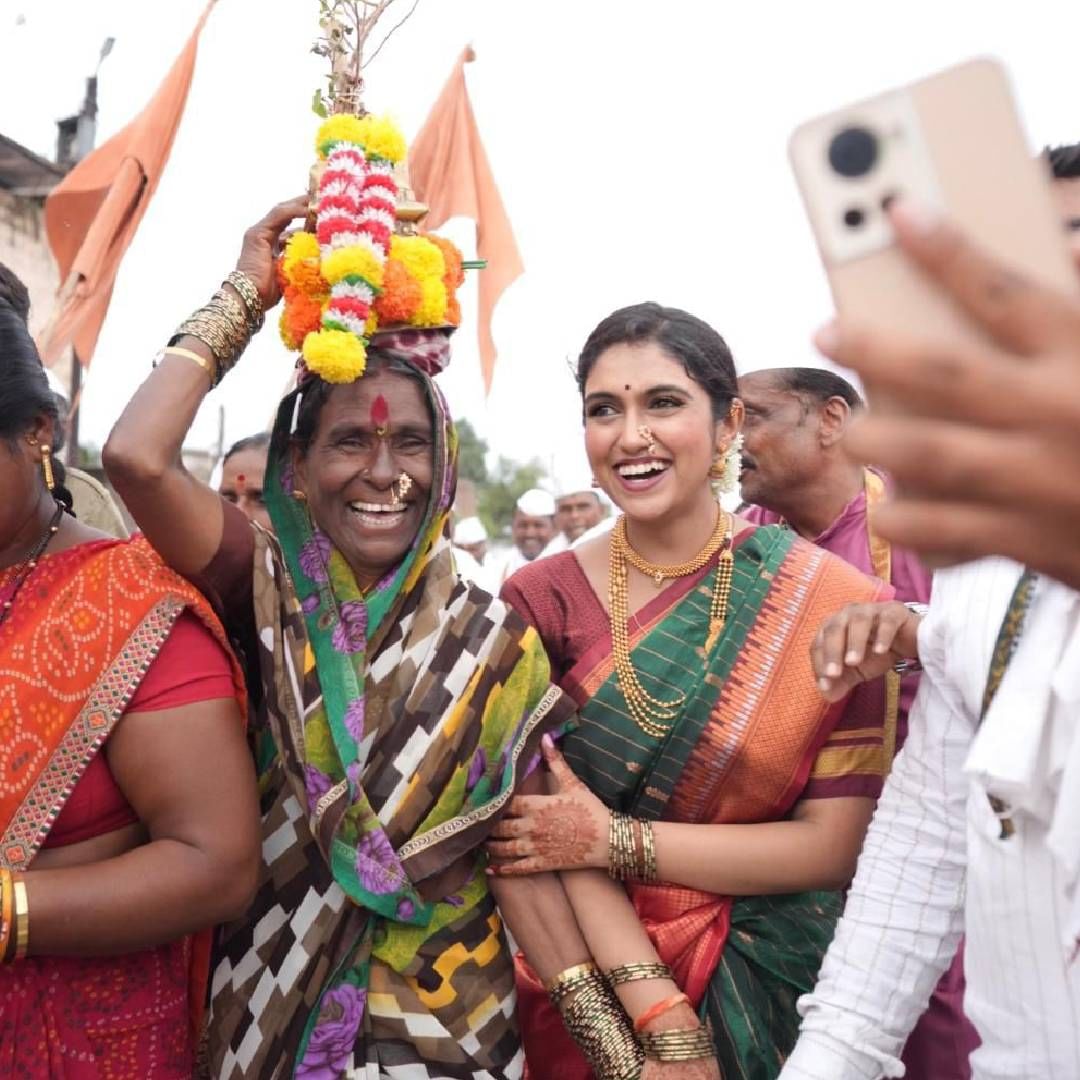 पारंपरिक पोशाखात, भक्तिभावाच्या वातावरणात रिंकूचा हा सहभाग सर्वांनाच भावला. ईश्वरी प्रेमाची विलक्षण अनुभूती घेण्याची संधी म्हणजे वारी. हाच अनुभव रिंकू राजगुरूने घेतला.
