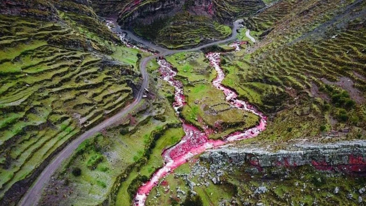 या नदीचं पाणी लाल दिसतं कारण त्यात लोहाचं प्रमाण खूप जास्त असतं. अनेक लोकांचा असा विश्वास आहे की पर्वत आणि दऱ्यांमध्ये असे अनेक पदार्थ असतात ज्यामुळे या नदीचे पाणी लाल होते. येथील स्थानिक लोक म्हणतात की पावसाळ्यानंतर हे पाणी तपकिरी रंगाचं होतं.