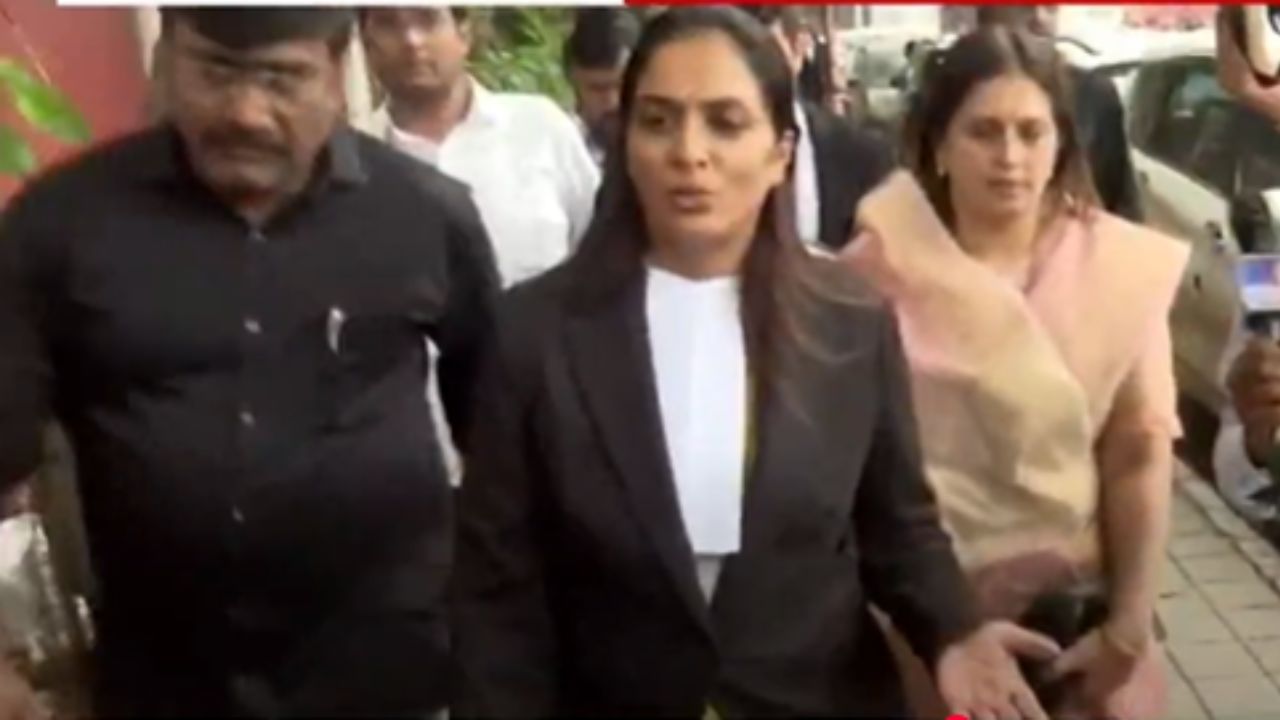 पतीसाठी पत्नीची वकिली! रोहिणी खडसे कोट घालून न्यायालयात पतीसाठी पत्नीची वकिली! रोहिणी खडसे कोट घालून न्यायालयात