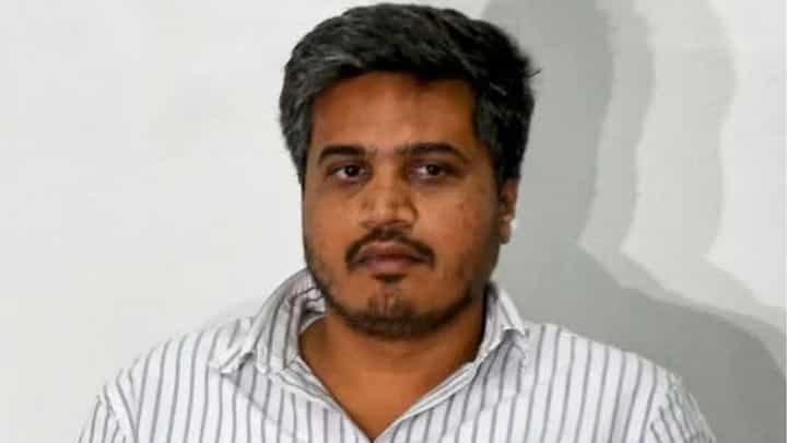'धनुष्यबाण' ठाकरेंना, 'घड्याळ' शरद पवारांना मिळणार; रोहित पवारांच्या दाव्याने राजकीय खळबळ 'धनुष्यबाण' ठाकरेंना, 'घड्याळ' शरद पवारांना मिळणार; रोहित पवारांच्या दाव्याने राजकीय खळबळ