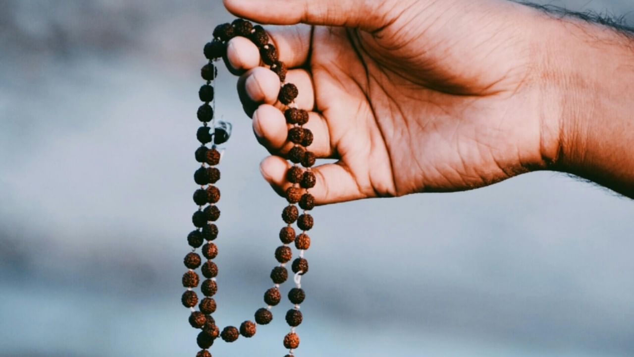 रुद्राक्ष धारण करणं म्हणजे काही केवळ गळ्यात लटकवणं नाही. त्याला योग्य पद्धतीने धारण केल्यास त्याची शक्ती अनेक पटींनी वाढते. जर तुम्ही पहिल्यांदाच रुद्राक्ष धारण करण्याचा विचार करत असाल, तर या काही खास गोष्टी नक्की लक्षात ठेवा. 