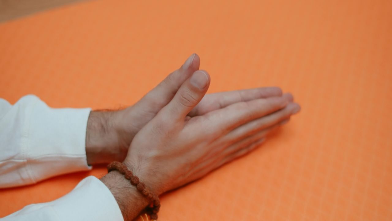 रुद्राक्षाचा स्वभाव उष्ण असतो. त्यामुळे काहींना ते सहन होत नाही. अशा निराश होऊ नका, तुम्ही ते तुमच्या देव्हाऱ्यात ठेवू शकता किंवा जपमाळ म्हणूनही वापरू शकता. रुद्राक्ष कधीही लगेचच घालू नये. त्यापूर्वी काही गोष्टी कराव्या.