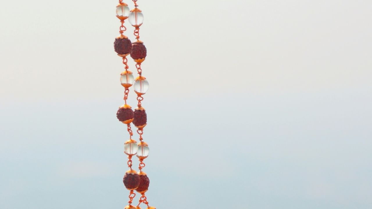 तुम्ही १०८ मणी आणि एक गुरु मणी असलेली माळ रुद्राक्ष घालण्यासाठी सर्वात उत्तम मानली जाते. जर एवढे शक्य नसेल तर २७ किंवा ५४ मण्यांची माळही तुम्ही घालू शकता. रुद्राक्ष घालण्यासाठी एक ठराविक वेळ असते.