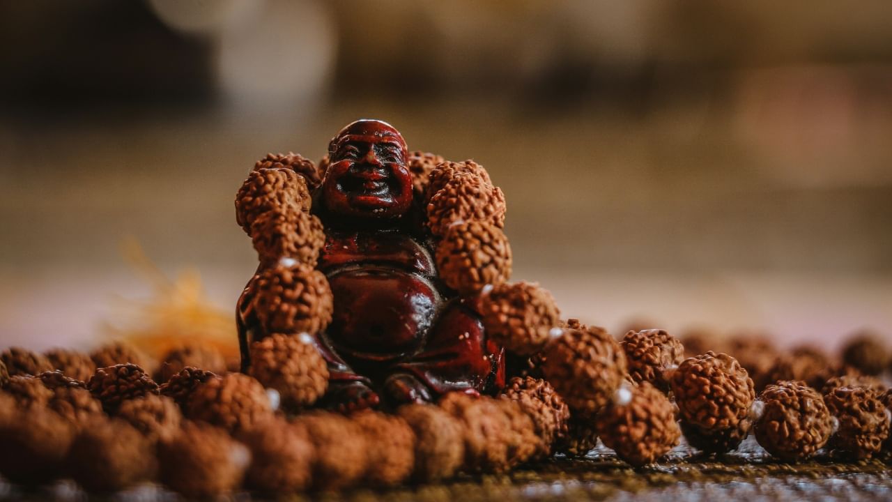 शुभ वेळेत केलेल्या कोणत्याही कार्याचे फळ अधिक मिळते. रुद्राक्षासाठी हा नियम लागू होतो. रुद्राक्ष घालण्यासाठी सकाळी ब्रह्ममुहूर्त सर्वात चांगला असतो. सोमवार किंवा गुरुवार यासारख्या शुभ दिवशी ते धारण करणे अधिक लाभदायक ठरते.