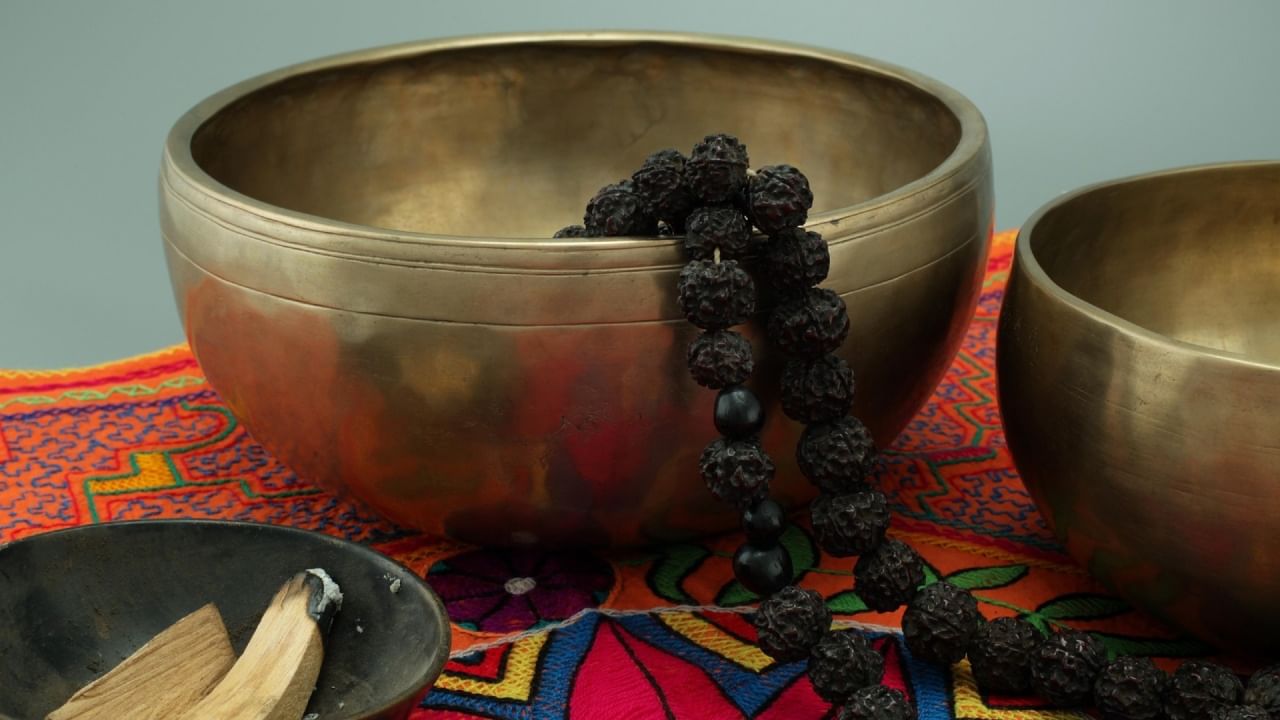 रुद्राक्ष घालण्यापूर्वी ते २४ तास शुद्ध तुपात भिजवून ठेवा. त्यानंतर त्याला गाईच्या दूधाने स्नान घाला. यानतंर गंगाजलाने धुवून स्वच्छ कापडाने पुसून घ्या. त्यानंतर ते ओवण्यासाठी कापूस किंवा रेशीम धाग्याचा वापर करा.