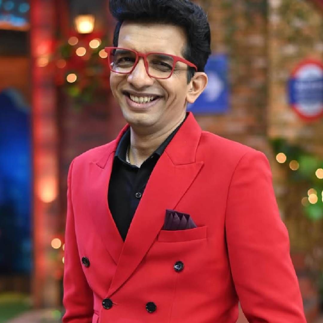 वाहिनीमध्ये तुमची ओळख आहे. तुम्ही फोन करुन विचारु शकला असता नेमकं काय झालय?. निलेश साबळे या कार्यक्रमात का नाहीय?. मी माहितीसाठी सांगतो, वाहिनीच्या अधिकृत पदावर जी व्यक्ती हेड आहे. त्यांनी 'चला हवा येऊ द्या'साठी मला अनेकदा फोन केले असं निलेश साबळेने सांगितलं.
