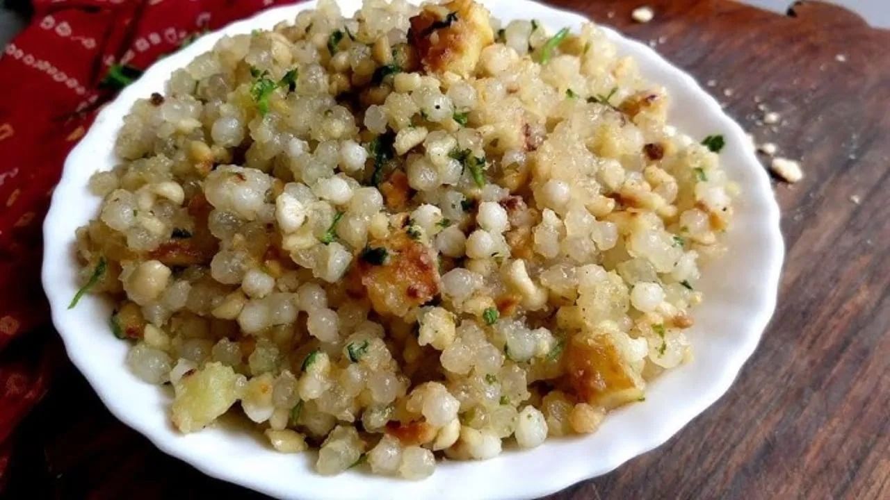 साबुदाण्याची खिचडी चिकट न होण्यासाठी, साबुदाण्याच्या बिया व्यवस्थित भिजवणे खूप महत्वाचे आहे. साबुदाण्याच्या बिया २-३ वेळा चांगल्या प्रकारे धुवाव्यात जेणेकरून साबुदाण्यातील स्टार्च निघून जाईल. आता हे साबुदाणे सुमारे ५-६ तास पाण्यात भिजवा.