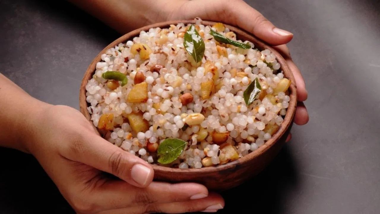 एका पॅनमध्ये तूप/तेल गरम करा. त्यात शेंगदाणे घाला आणि ते सोनेरी तपकिरी होईपर्यंत परतून घ्या. नंतर चिरलेले बटाटे घाला आणि हलक्या हाताने परतून घ्या. त्यात चिरलेल्या हिरव्या मिरच्या आणि एक मिनिट शिजवा.