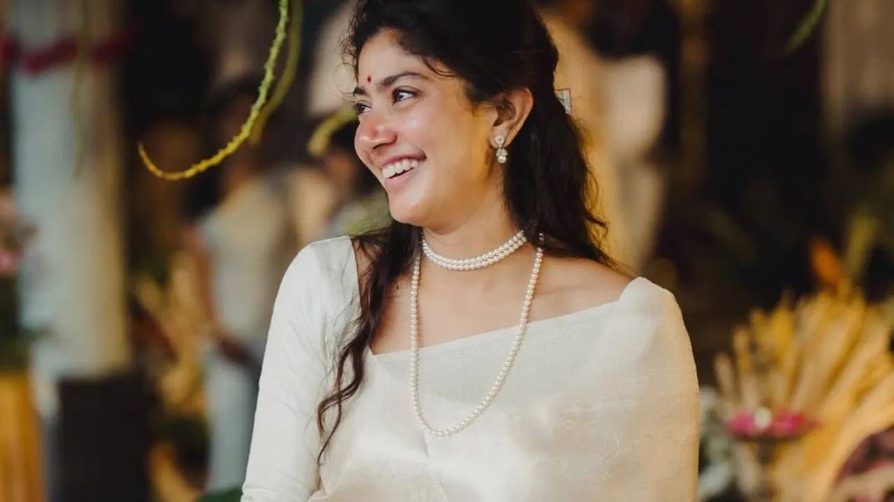 तर या चित्रटात सीतेच्या भूमिकेत दिसणार आहे दक्षिणेकडील अभिनेत्री साई पल्लवी.. या भूमिकेसाठी तिला 6 कोटी रुपये मानधन मिळालं आहे. तिच्या शिक्षणाबद्दल बोलायचे झाले तर, साई पल्लवीने तिबिलिसी स्टेट मेडिकल युनिव्हर्सिटी (TSMU) मधून एमबीबीएसचे शिक्षण घेतले आहे.
