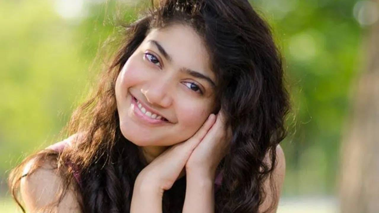 रिपोर्ट्सनुसार, सीतेची भूमिका साकारण्यासाठी अभिनेत्री साई पल्लवीला दोन्ही भागांसाठी 12 कोटी रुपये मिळाले आहेत. म्हणजेच तिला प्रत्येक भागासाठी 6 कोटी रुपये मिळाले आहेत. ती आणि रणबीर कपूर पहिल्यांदाच एकत्र काम करत आहेत.