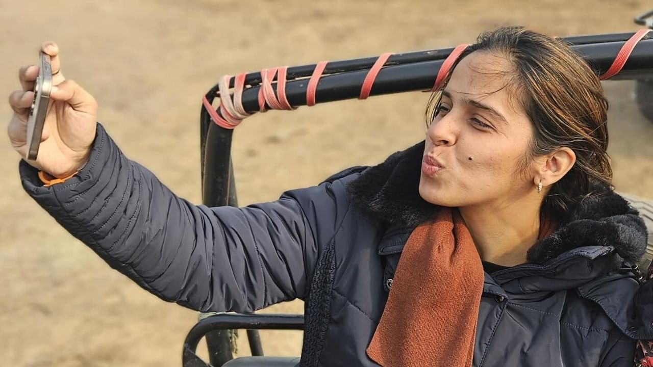 मात्र, त्यांच्या घटस्फोटाच्या बातमीने सर्वांनाच आश्चर्याचा धक्का बसला आहे. सायना यांनी त्यांच्या सोशल मीडिया पोस्टमध्ये हा निर्णय वैयक्तिक आणि परस्पर सहमतीने घेतल्याचे सांगितले आहे, परंतु त्यांनी घटस्फोटाची नेमकी कारणे अद्याप समोर आलेली नाही.