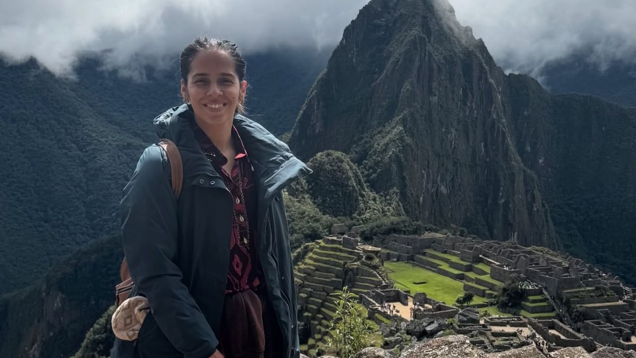 सायना नेहवाल दरवर्षाला साधारण ५ कोटी रुपये कमावते. बॅडमिंटन स्पर्धांमधील बक्षीस रक्कम, ब्रँड एंडोर्समेंट्स, जाहिराती आणि वैयक्तिक गुंतवणूक याद्वारे ती कमाई करते. त्यासोबतच तिने  सायना यांनी नारिक नावाच्या मासिक पाळी स्वच्छतेसंबंधित एका ब्रँडमध्येही गुंतवणूक केली आहे. ती या ब्रँडची अँम्बेसेडर आहे. हा ब्रँड पर्यावरणाला अनुकूल आणि पुन्हा वापरता येण्याजोगे सॅनिटरी उत्पादने बनवतो.