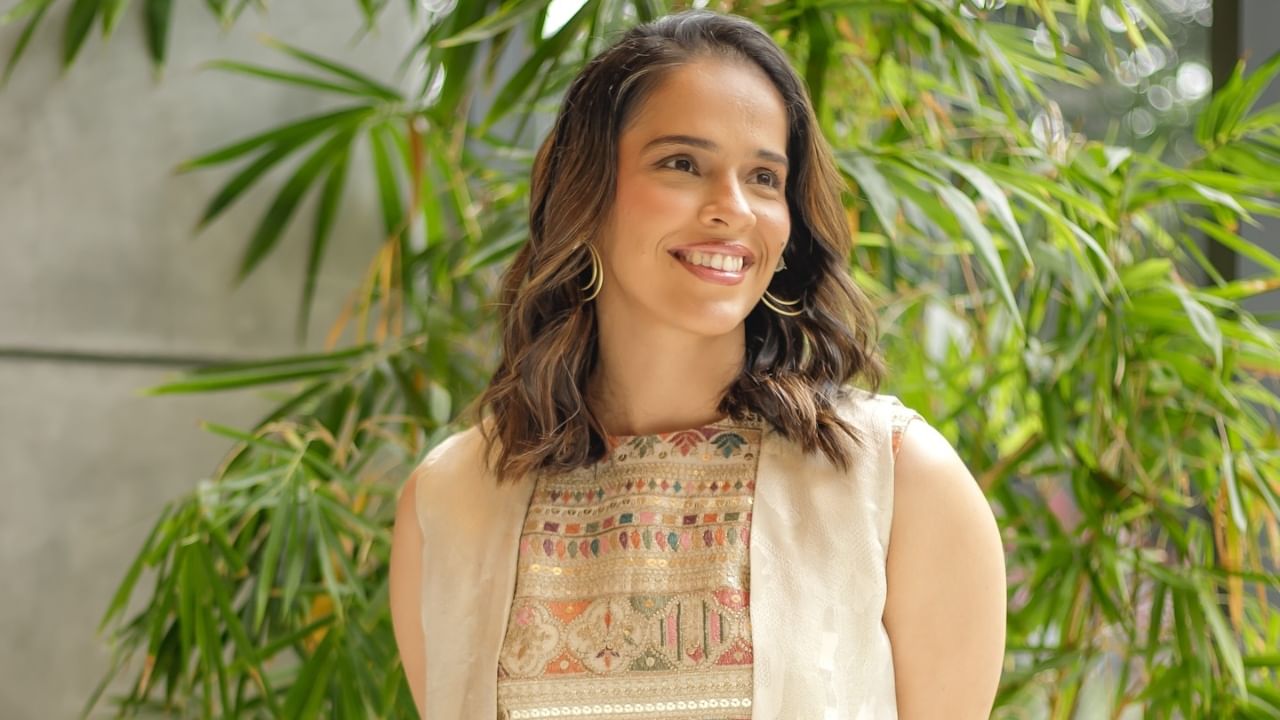 भारताची फुलराणी अशी ओळख असलेली स्टार बॅडमिंटनपटू सायना नेहवालने तिचा पती बॅडमिंटनपटू पारुपल्ली कश्यप यांच्यापासून विभक्त होण्याचा निर्णय घेतला आहे. तिने स्वत: सोशल मीडियावर पोस्ट करत याबद्दलची माहिती दिली. यामुळे सायना नेहवालच्या चाहत्यांना धक्का बसला आहे.