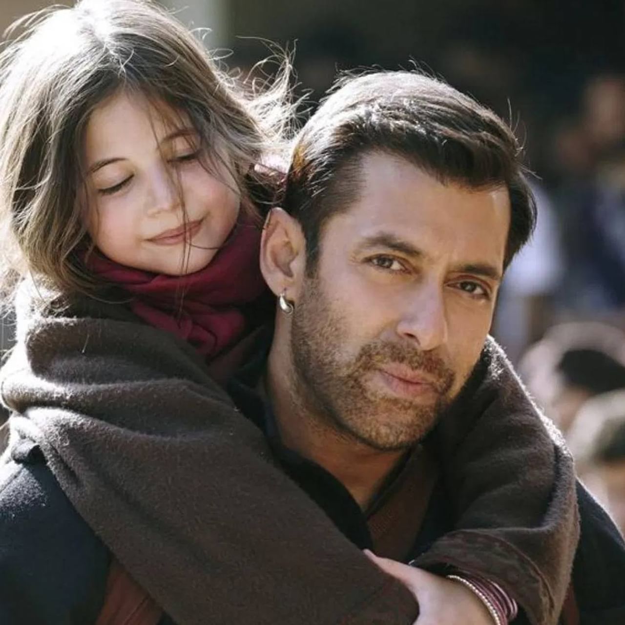 सलमान खानच्या करिअरमध्ये सर्वोत्तम चित्रपटांमध्ये 'बजरंगी भाईजान' एक आहे. वर्ष 2015 साली आलेल्या या चित्रपटात सलमान मुन्नीला तिच्या कुटुंबाकडे पोहोचवतो. 'पाकिस्तानी मुन्नी' बनलेल्या हर्षाली मल्होत्राने आपल्या अभिनयाने सर्वांच मन जिंकलं. आता हर्षालाी खूप बदलली आहे. हर्षाली आपलं सौंदर्य आणि ग्लॅमरने इंटरनेटचा पारा वाढवत असते. या दरम्यान ती तिच्या मम्मीमुळे सुद्धा चर्चेत असते. 