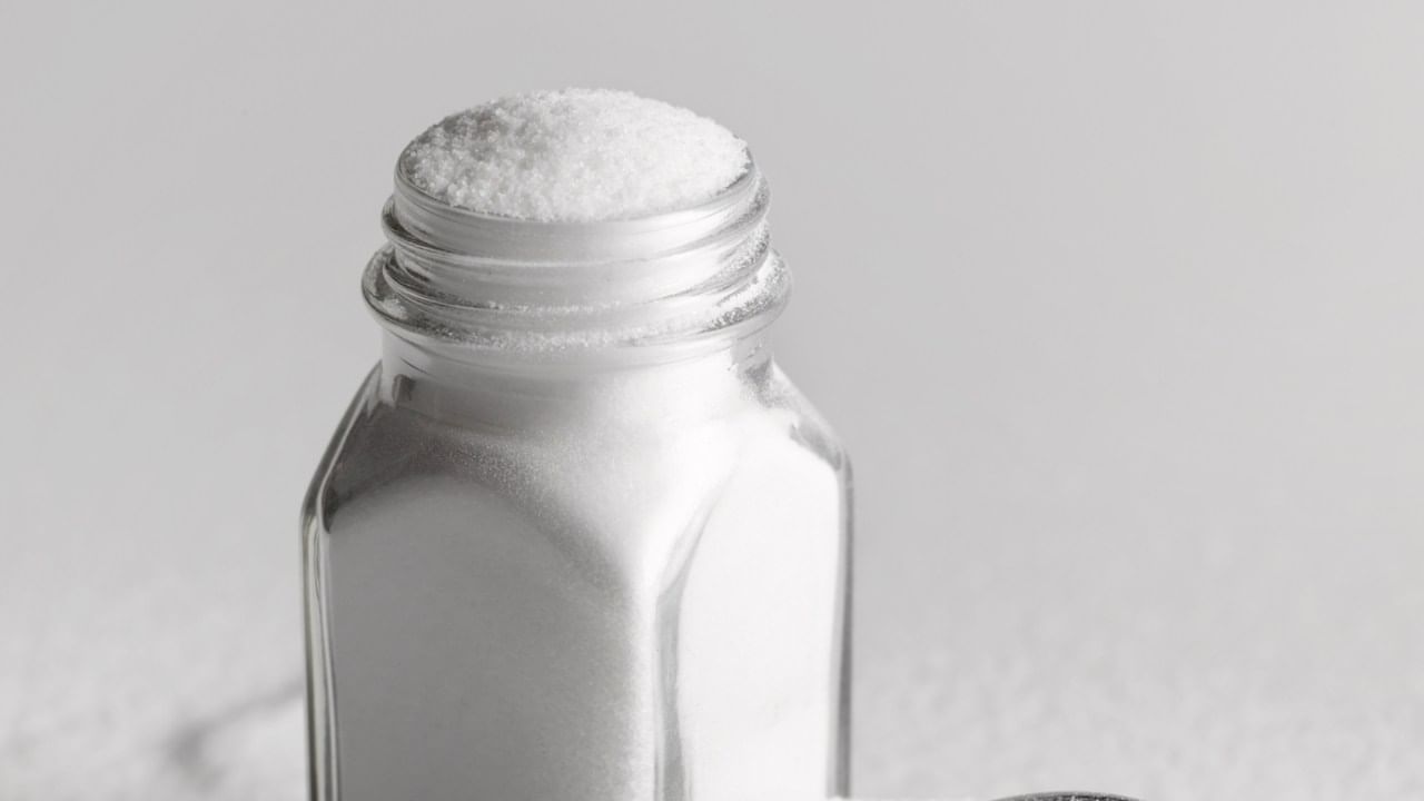 जर तुम्हीही कोणताही विचार न करता बाजारातून मीठ खरेदी करत असाल किंवा कोणाला मीठ देत असाल, तर तुम्हाला मोठे नुकसान सहन करावे लागू शकते. तसेच चुकीच्या दिवशी मीठ खरेदी केल्याने घरात गरिबी येऊ शकते किंवा श्रीमंत व्यक्ती कंगालदेखील होऊ शकते.