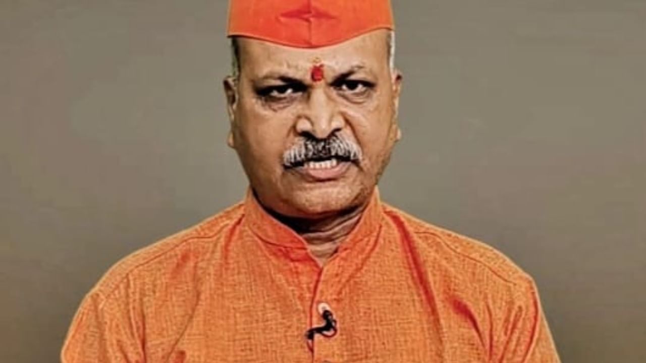 समीर कुलकर्णी : तसेच या मालेगाव बॉम्बस्फोट प्रकरणी आरोपी समीर कुलकर्णी बॉम्ब बनवण्यासाठी लागणाऱ्या स्फोटक रसायनांची व्यवस्था केली, असा आरोप त्यांच्यावर आहे.
