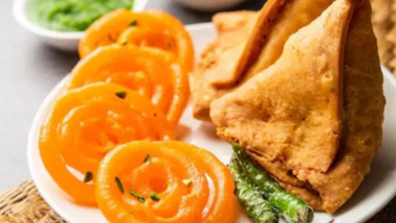 Fact Check: समोसा-जलेबी सारख्या पदार्थांवर खरंच वॉर्निंग लिहिली जाणार? पीआयबीने दिले स्पष्टीकरण