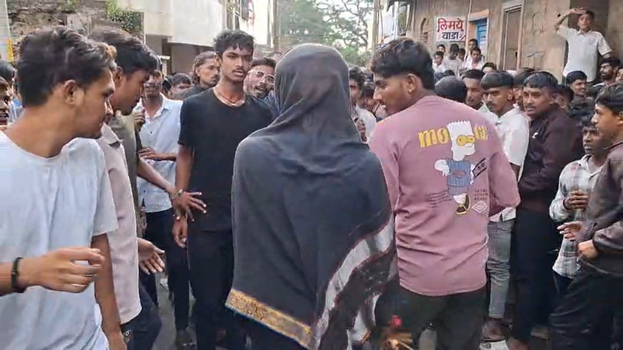 ही कोणी चोरट्याची, पोलिसांची किंवा भुताची दहशत नसून, ज्येष्ठ महिन्यातील अमावस्येला म्हैषासूर मर्दिनीचा वेष धारण करून शहराची रखवाली करण्यासाठी येणाऱ्या या 'तडकडताई'ची आहे.