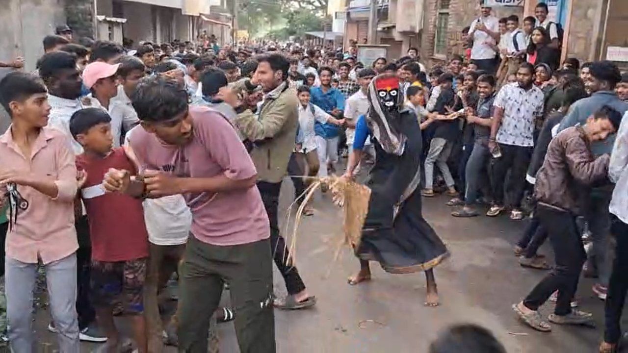 ज्येष्ठ महिन्यातील अमावस्येला सांगलीत भावई यात्रेत जोगण्या उत्सवाची सुरुवात होते. या उत्सवाचाच एक भाग म्हणून 'काळी साडी, तोंडावर काळा मुखवटा आणि हातात सूप घेऊन सांगली शहरात धावणारी ही 'तडकडताई' लहान मुलांसाठी कुतूहल आणि भीतीचा विषय ठरते.