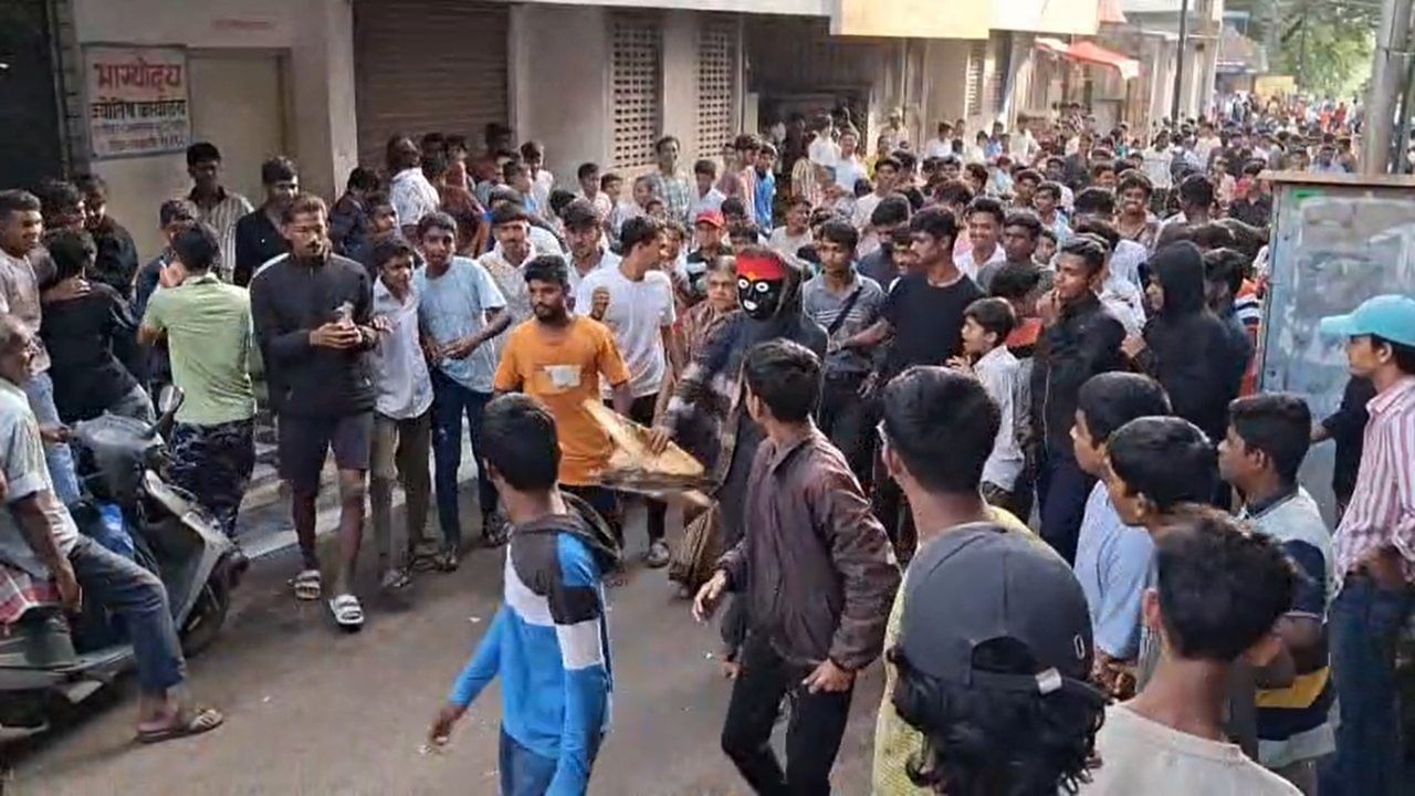 कुंभारखिंड, सांभारे गणपती, सिटी हायस्कूल मार्गे ही वरात थेट स्मशानात पोहोचते. संध्याकाळी ६ वाजता, सूर्य अस्ताला जात असताना, शेकडो आबालवृद्धांच्या उपस्थितीत गव्हाच्या अक्षताने या तडकडताईचा विवाह पार पडतो.