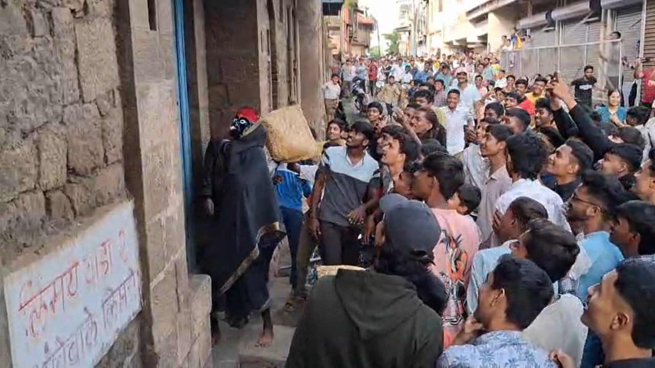 कुंभार घराण्याकडे 'तडकडीचा' हा मान असतो. काळी साडी नेसून, हातात सूप घेऊन आणि चेहऱ्यावर तडकडीचा मुखवटा धारण करून तडकडताईच्या लग्नाची वरात काढण्यात येते.