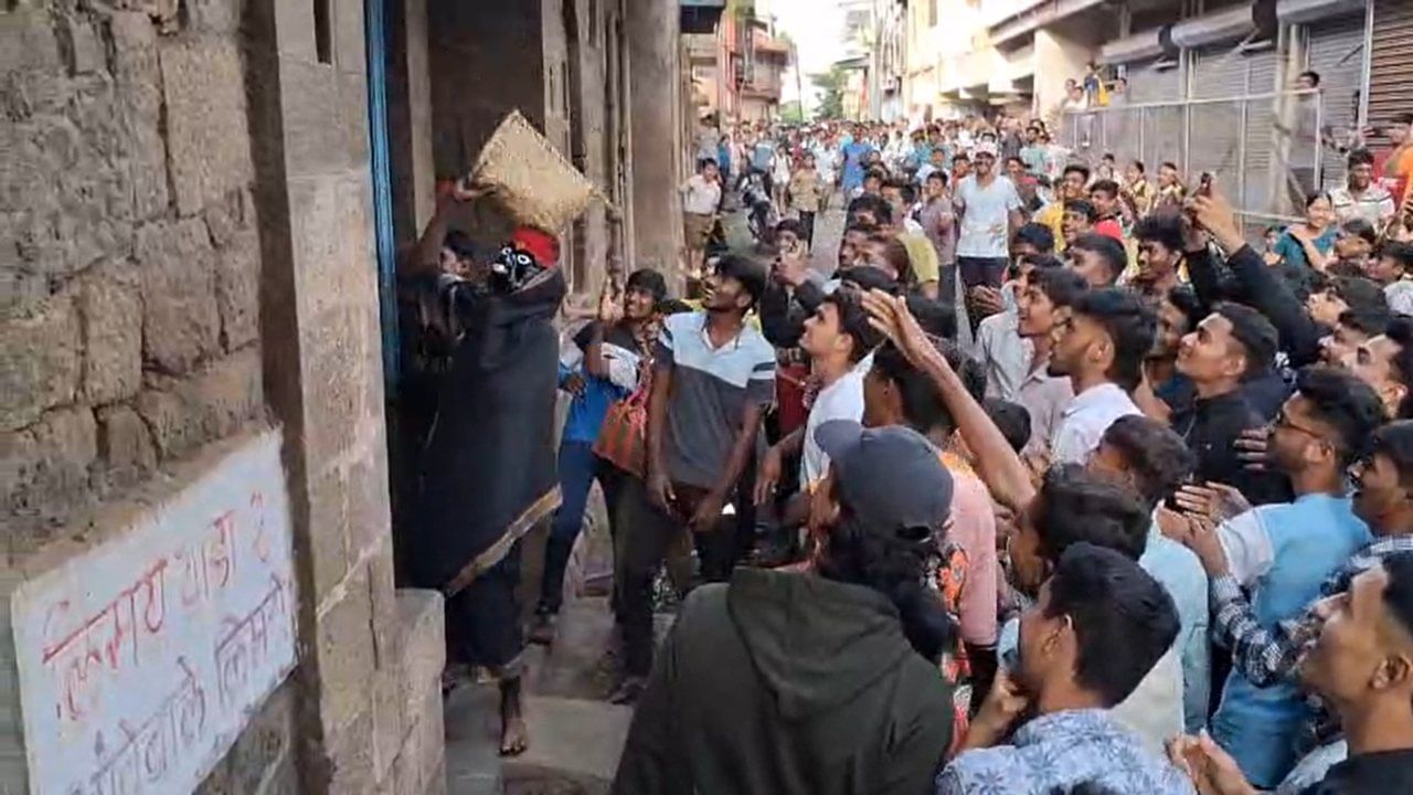 विवाह पार पडल्यानंतर तडकडताई खोड्या करणाऱ्या बालकांना आपल्या सुपाने प्रसाद देते. या सुपाचा मार बसला की मुलांवरील इडापीडा टळते, अशी येथे आख्यायिका आहे. अमावस्येचा हा मुख्य कार्यक्रम पार पडल्यानंतर, आषाढ महिन्यातील पौर्णिमेपर्यंत 'तडकडताई' शहरातील ठराविक भागात जाऊन जोगवा मागते.