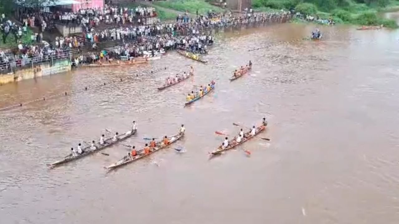 श्रावण महिना सुरु झाला आहे. यंदाही कृष्णा नदी दुथडी भरून वाहत आहे. यानिमित्ताने सांगलीकरांना कृष्णा नदीच्या दुथडी भरून वाहणाऱ्या पात्रात होड्यांच्या थरारक शर्यती पाहायला मिळाला. अनेकांनी याचा किनाऱ्यावर उभं राहून आनंदही लुटला.