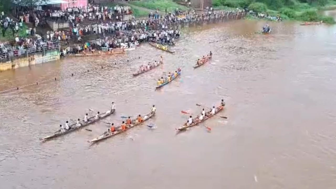 श्रावण महिना सुरु झाला आहे. यंदाही कृष्णा नदी दुथडी भरून वाहत आहे. यानिमित्ताने सांगलीकरांना कृष्णा नदीच्या दुथडी भरून वाहणाऱ्या पात्रात होड्यांच्या थरारक शर्यती पाहायला मिळाला. अनेकांनी याचा किनाऱ्यावर उभं राहून आनंदही लुटला.
