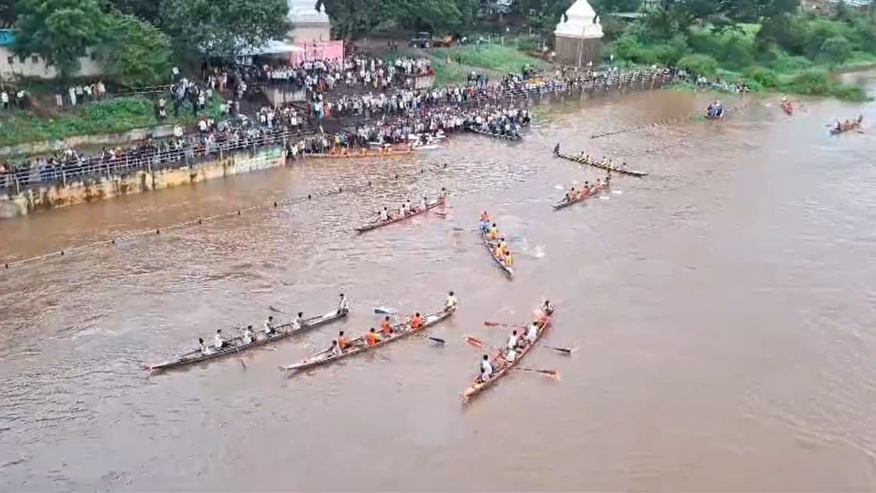 नदीच्या दोन्ही काठांवर सांगलीकरांनी प्रचंड गर्दी केली होती. लहान मुलांपासून ते वयोवृद्धांपर्यंत सर्वच जण शर्यतींचा थरार अनुभवण्यासाठी उत्सुक होते. पाण्याच्या लाटांवर वेगाने धावणाऱ्या होड्या, त्यांची वल्हवण्याची कला आणि प्रत्येक संघाने दिलेला जोरदार प्रतिसाद यामुळे वातावरणात एक वेगळीच ऊर्जा संचारली होती.