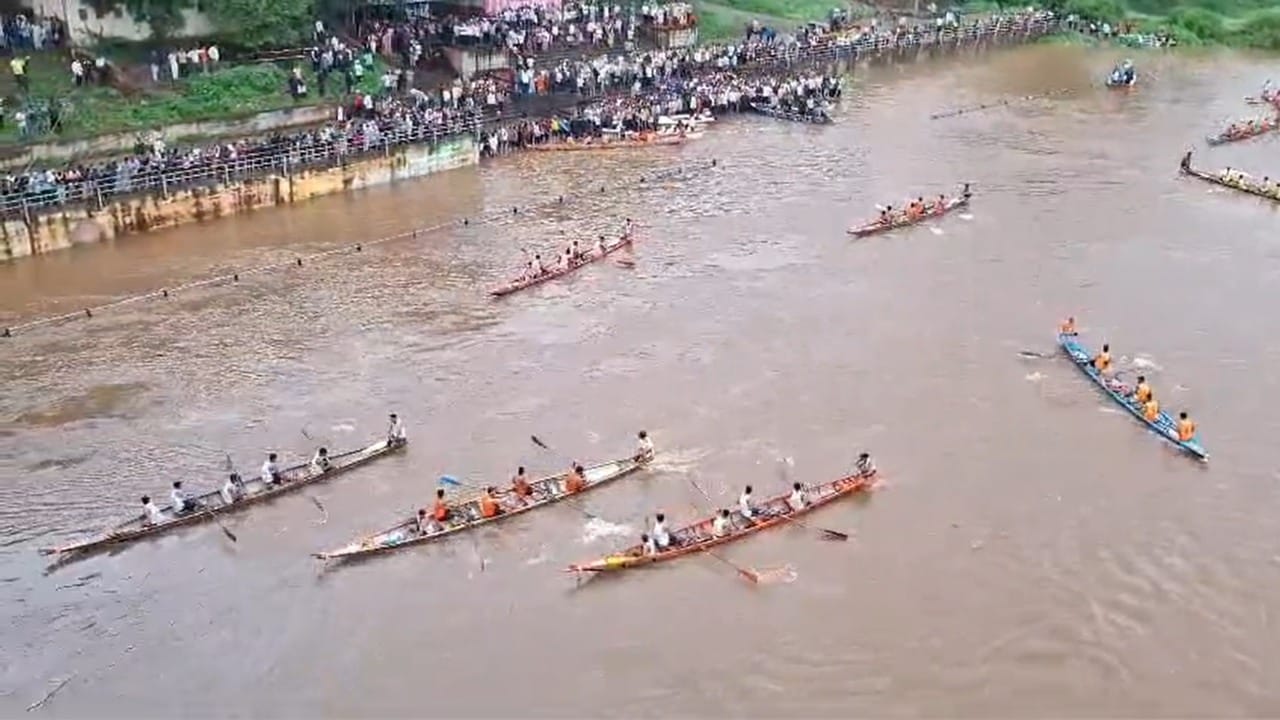 दरवर्षीप्रमाणेच, कृष्णा नदीला आलेला पूर आणि श्रावणाचे पवित्र वातावरण साधून या शर्यतींचे आयोजन करण्यात आले होते. सांगली आणि आसपासच्या परिसरातील १५ हून अधिक अनुभवी होडी चालक संघांनी या स्पर्धेत सहभाग घेतला.