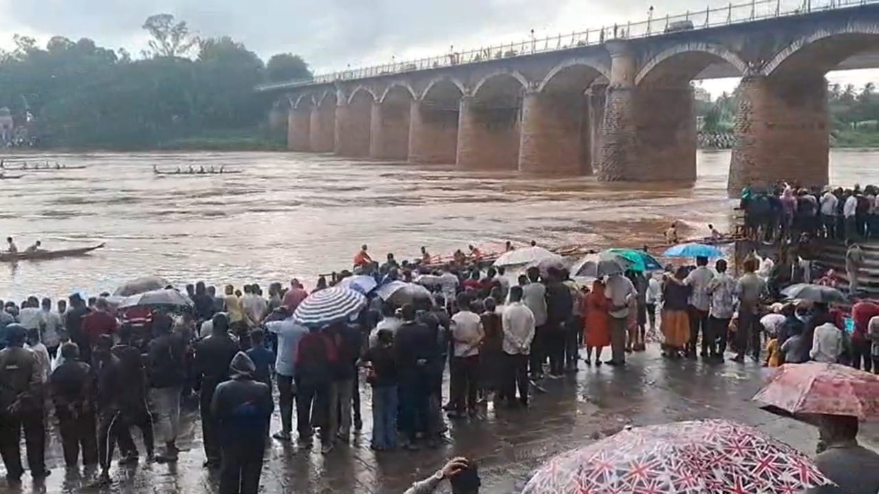 केशवनाथ मंडळाने ही पारंपारिक होड्यांची शर्यत आयोजित केली होती. या पारंपरिक शर्यतींनी नदीकाठी प्रचंड उत्साह आणि जल्लोष निर्माण केला होता. याचे फोटो आणि व्हिडीओही समोर आले आहेत.