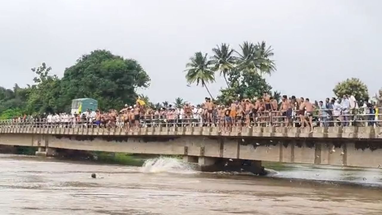 आमणापूर येथून भिलवडी कृष्णा नदी घाटाकडे पोहण्यासाठी निघालेल्या या जलतरणपटूंनी औदुंबर ते भिलवडी या कृष्णा नदीच्या तीरावरील निसर्गरम्य वातावरणासह महापुरात पोहण्याचा मनसोक्त आनंद लुटला.